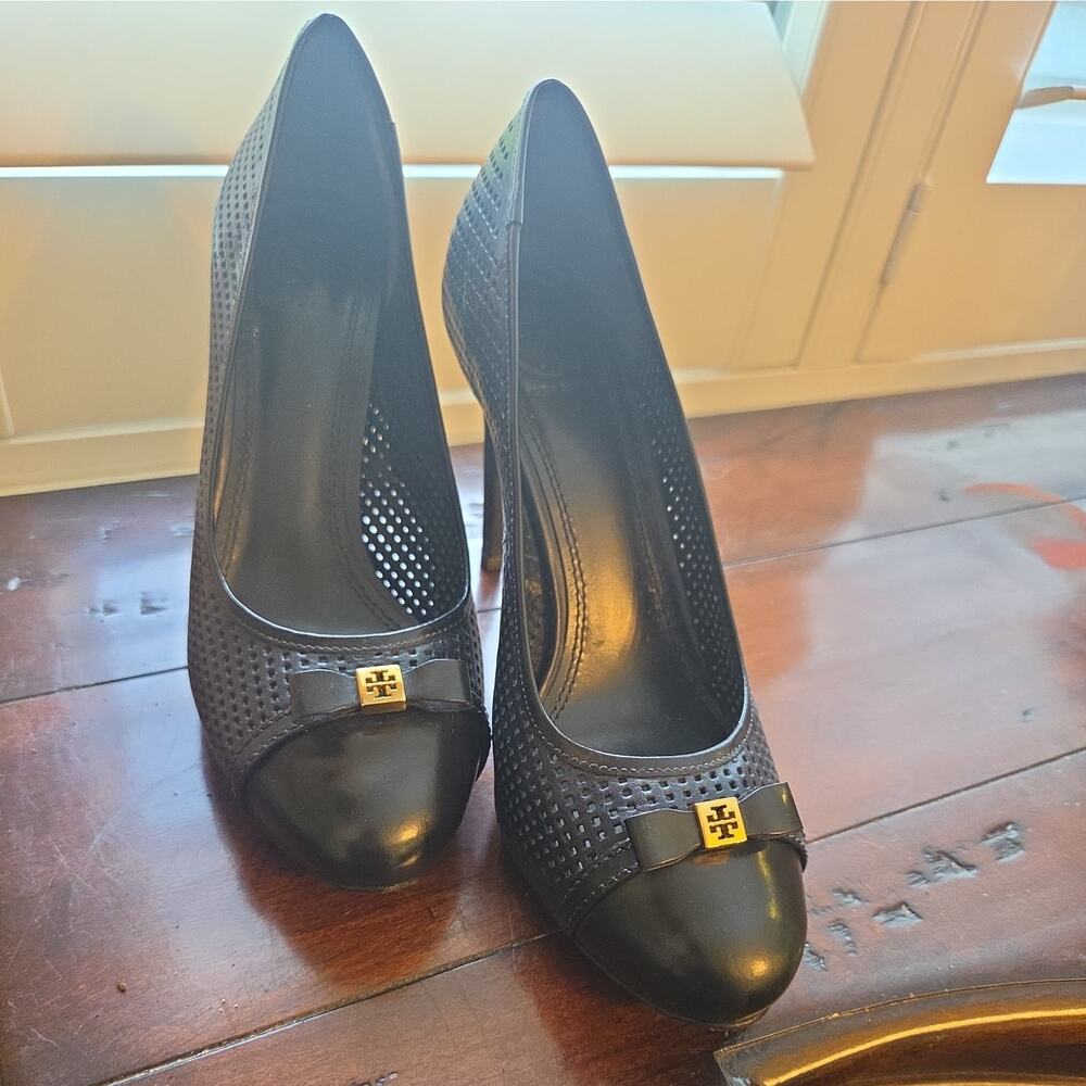 TORY BURCH Dolly pump Black Heels Women Sz 8 Leather Emblem High Heel - Picture 2 of 10